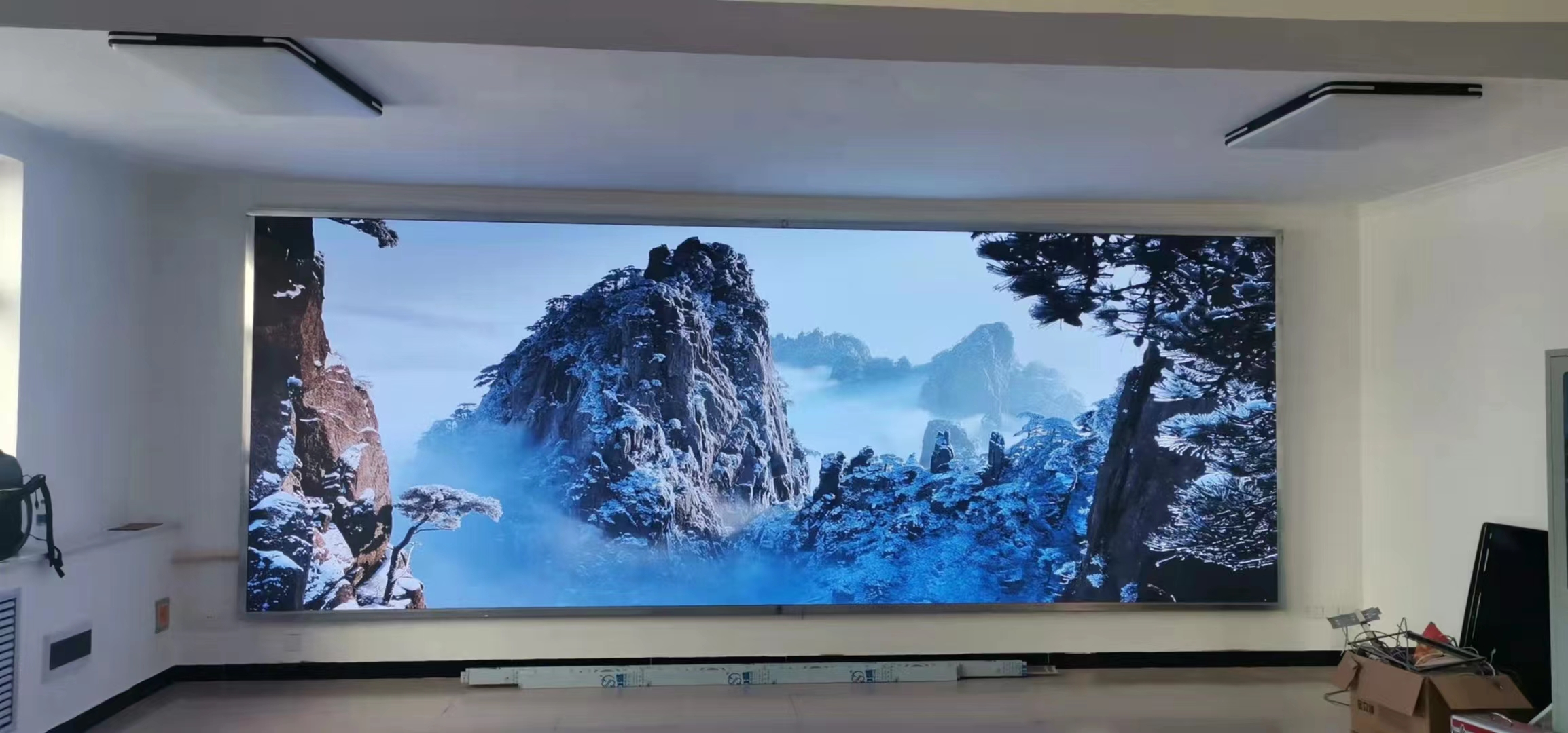 山东青岛生物科技室内全彩LED大屏幕安装效果